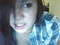 Une brunette trans se masturbe avec une machine à pomper des zobs